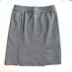 Black & White Houndstooth Banana Republic Pencil Skirt (Size 12)